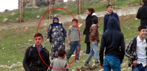 Diyarbakır'da Askerlere Siper Olan Kürt Kadın