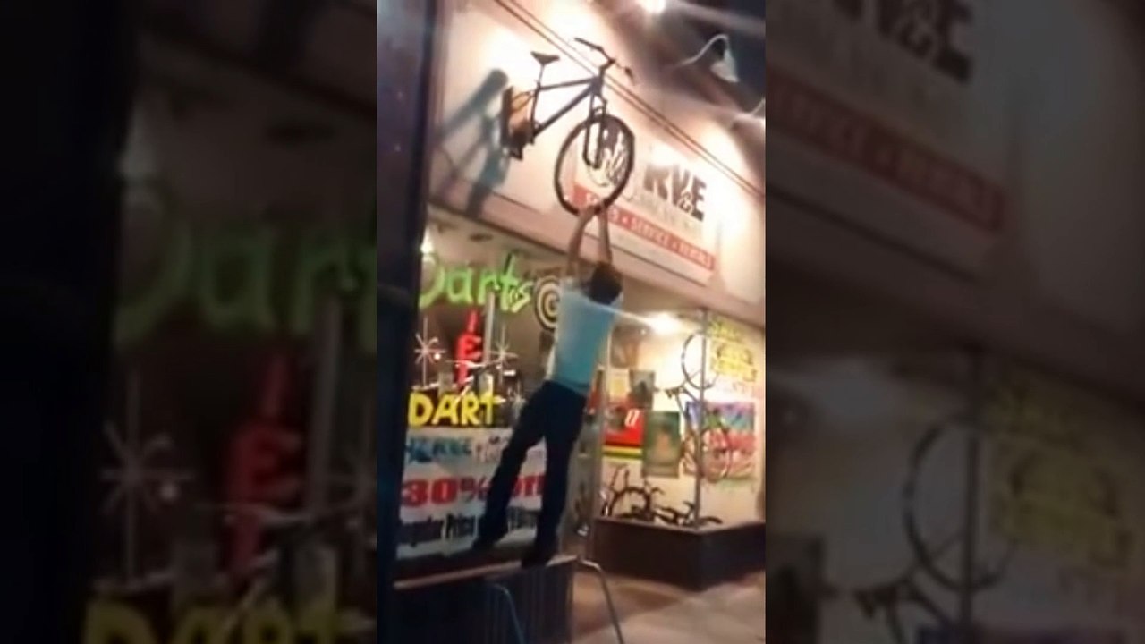 Bourré, un Américain tente de pédaler sur un mur