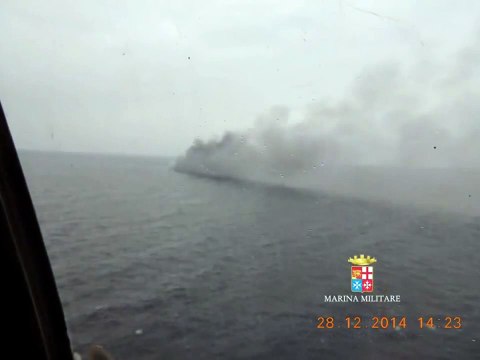 Corfù (Grecia) - Traghetto in fiamme ''Norman Atlantic'' - Elicottero -7- (28.12.14)