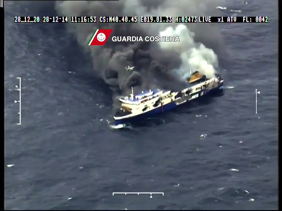 Corfù (Grecia) - Traghetto in fiamme ''Norman Atlantic'' - Elicottero -1- (28.12.14)