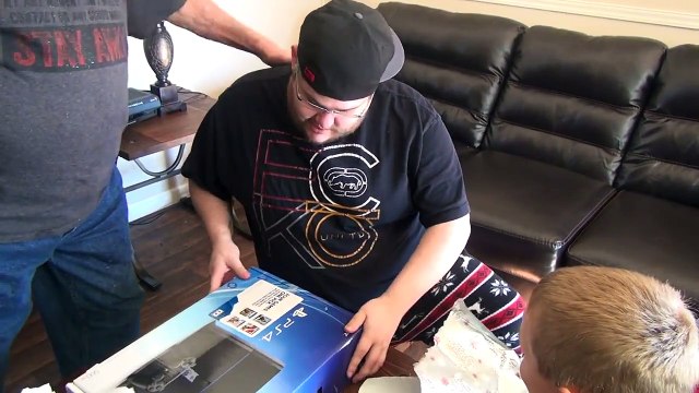 Après avoir détruit la PS4 de son petit fils, il lui fait une sacrée surprise