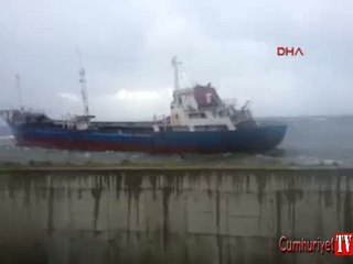 Pendik'te kuru yük gemisi kayalıklara sürüklendi