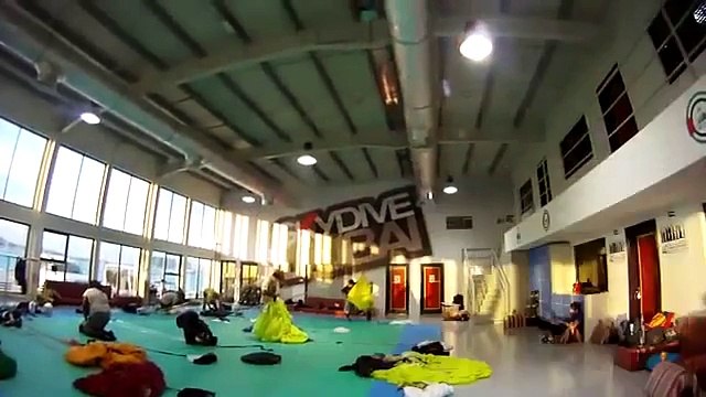 Dubai' nin ünlü otelinden paraşütle atlayış