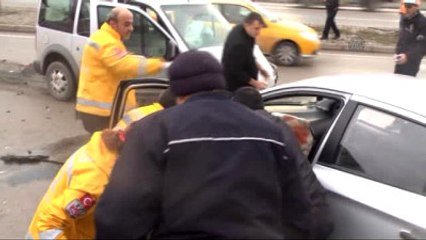 İki Otomobilin Çarpışması Sonucu 3 Kişi Yaralandı