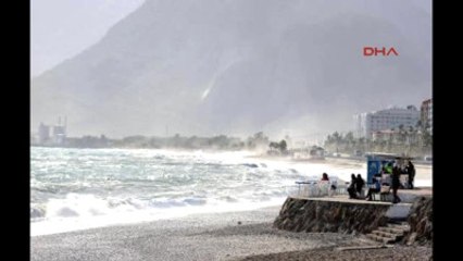 Antalya Konyaaltı'nda Dev Dalgalar