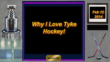 Une petite fille chute pendant un match de hockey