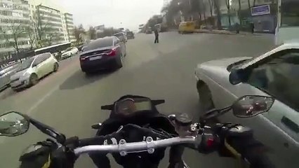 Motosikletli Adamın Yaşlı Amcaya Yardımseverliği