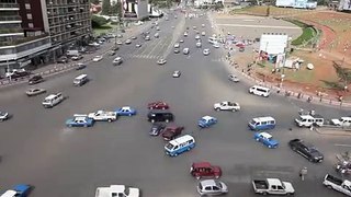 Un gros carrefour sans signalisation en Ethiopie