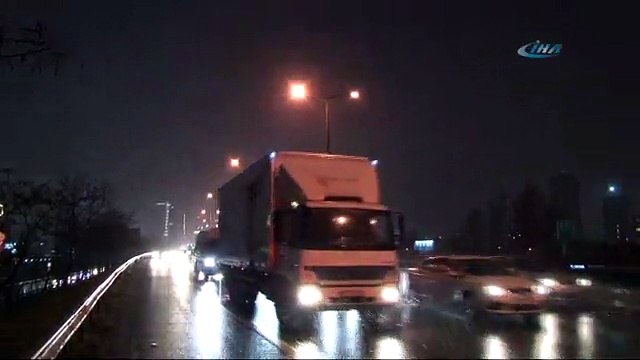 İstanbul’da yağan kar trafiği felç etti