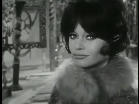 Brigitte Bardot brune chante/brunette sings Je Me Donne A Qui Me Plait 1963