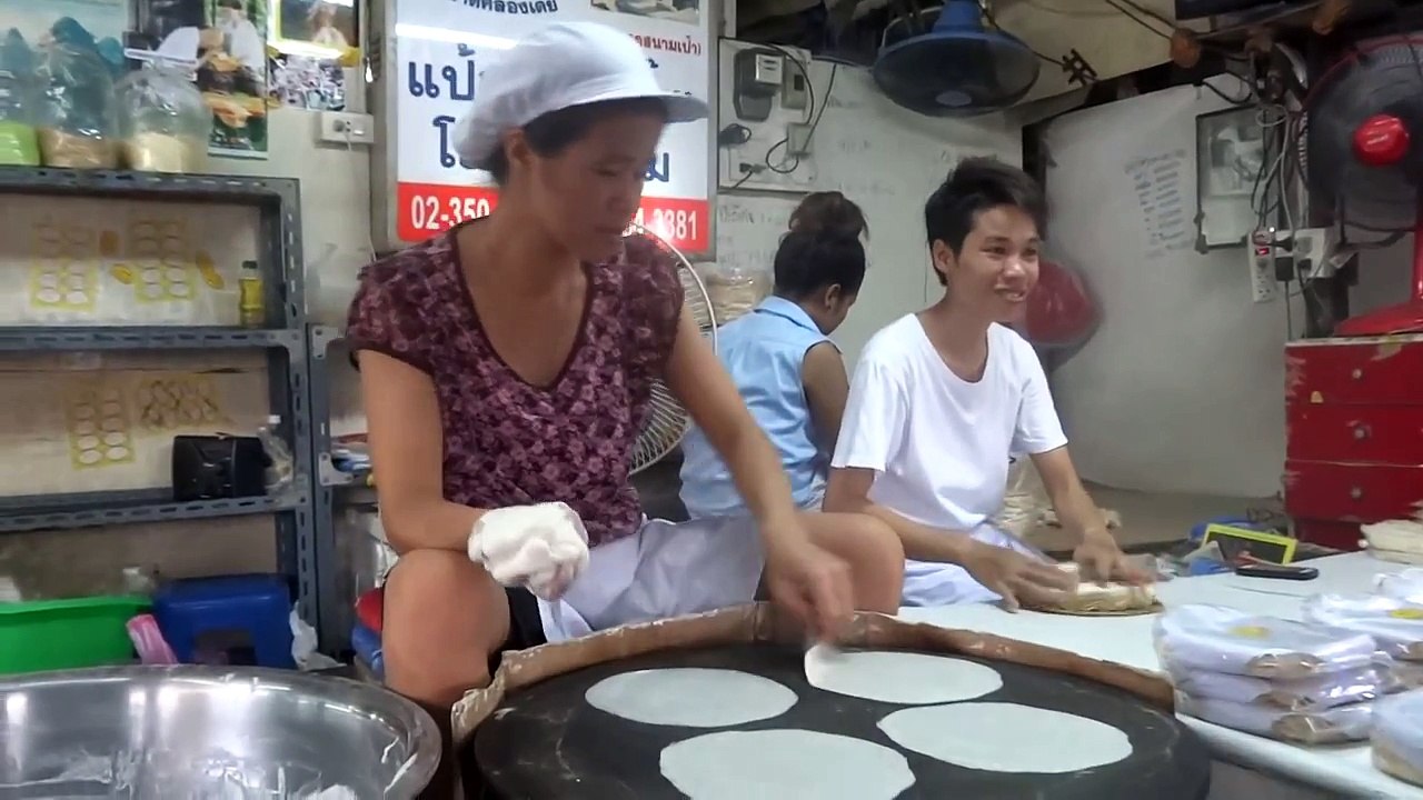 Elle fabrique des feuilles de riz d'une façon remarquable !
