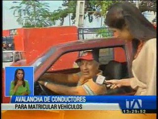 Avalancha de conductores para matricular vehículos en Dúran