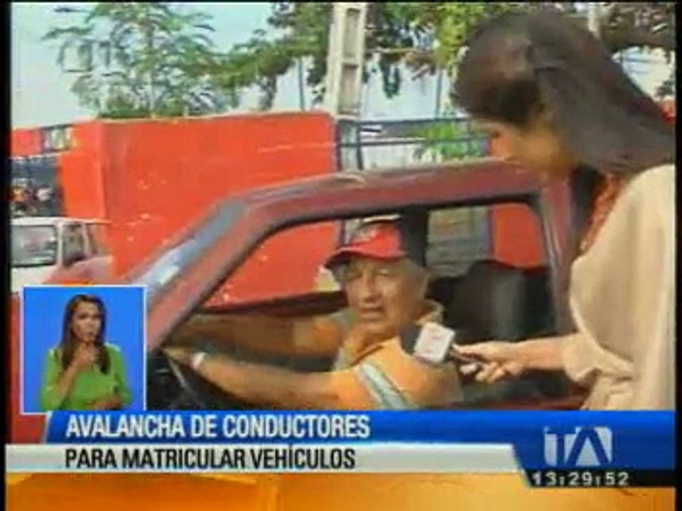 Avalancha de conductores para matricular vehículos en Dúran