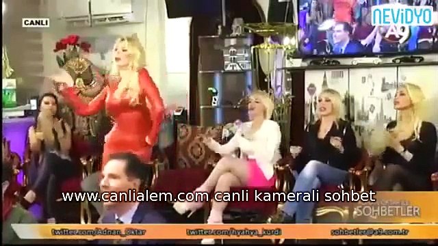 Adnan Oktar'ın kırmızı elbiseli kediciği yılbaşı dansı yaptı