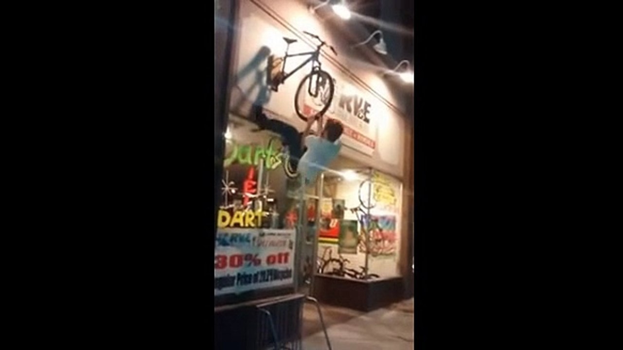 Ivre, il veut absolument faire du vélo