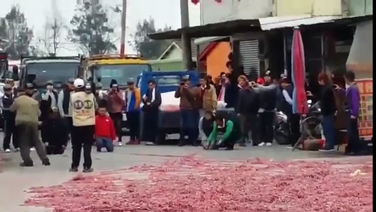 An incredible explosion of a Million firecrackers(l'incredibile esplosione di 1 milione di petardi)