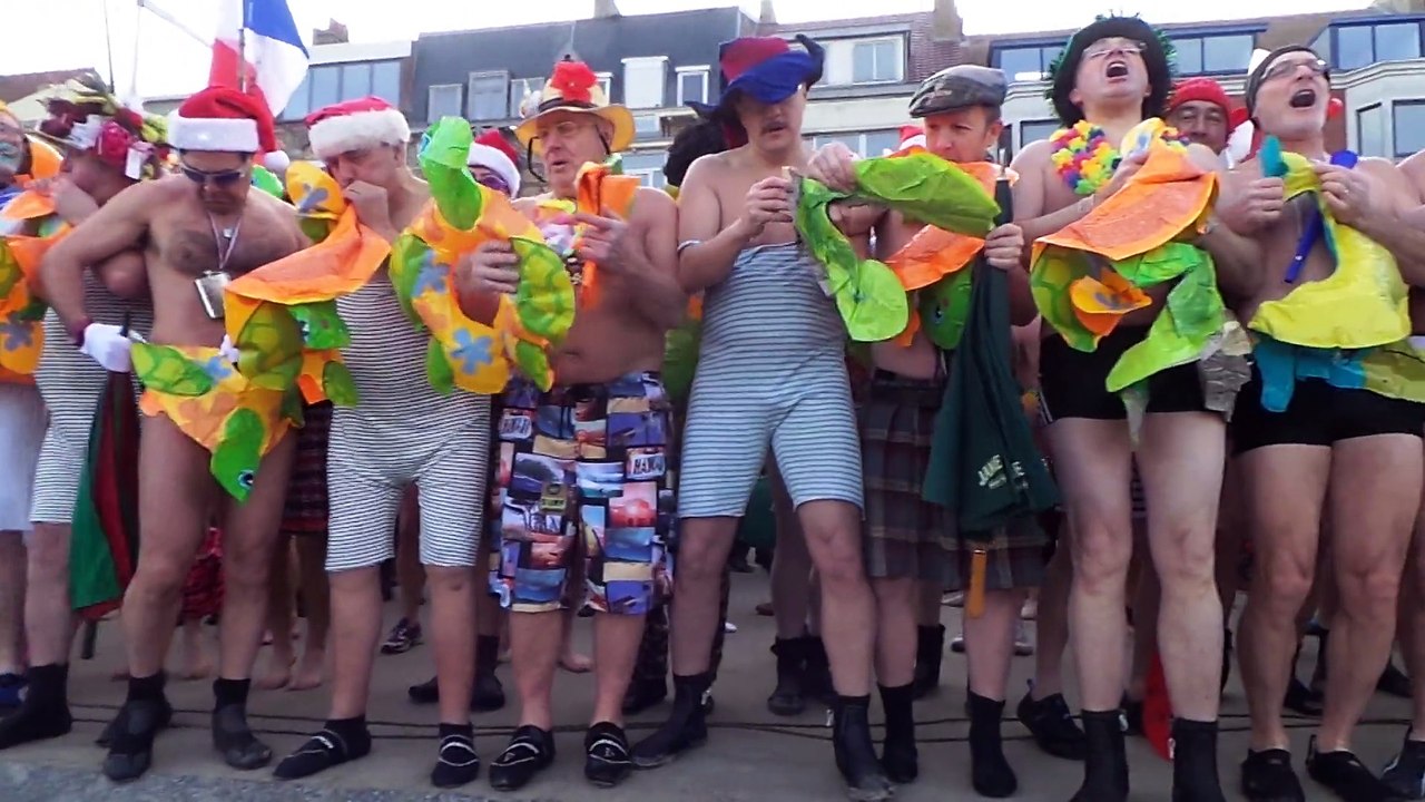 Dunkerque: le bain des Givrés 2015.