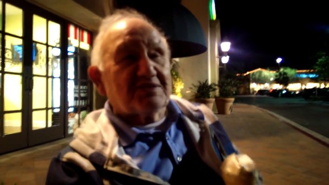 Un papy raconte une blague salace! Trop marrant...