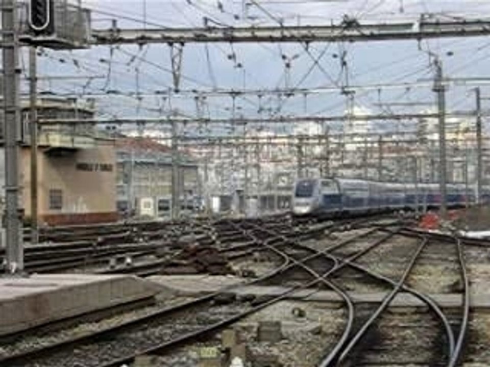 arrivée et départ de 2 tgv