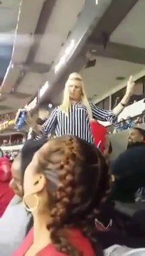 Une fan des Falcons bien bourrée remue son booty pour narguer les fans des Panthers!