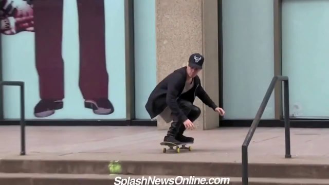 Justin Bieber se ramasse en Skateboard. Belle chute dans les escaliers!