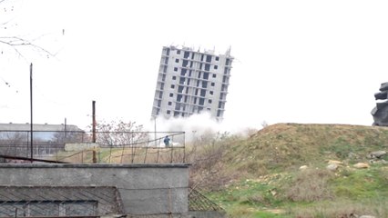 Une équipe de démolition rate la destruction du bâtiment à 2 reprises. FAIL sur FAIL!