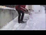 Kar Yağınca İnsanları Trolleyen Adam