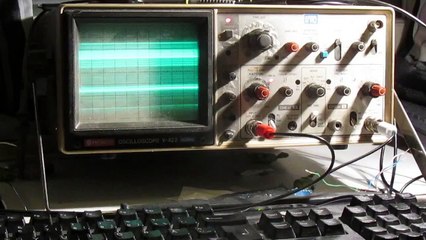 Il joue à Quake sur un oscilloscope