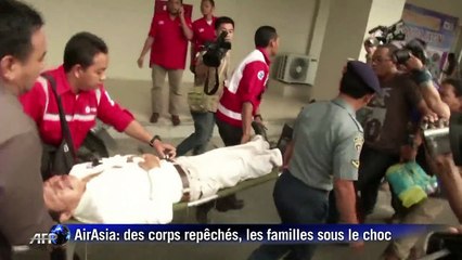AirAsia: corps repêchés en mer, les familles sous le choc