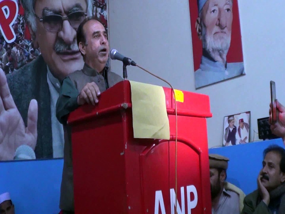 اے این پی ضلعی کونسل حیدرآباد کے اجلاس سے سیکریٹری اطلاعات حمید اللہ خٹک خطاب کر رہے ہیں