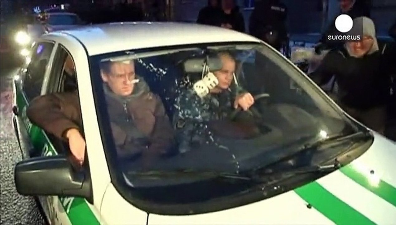 Russie : l'opposant Navalny condamné à 3 ans et demi de prison avec sursis, son frère à 3 ans et demi de prison ferme