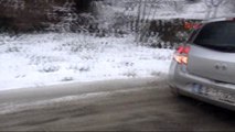 Bursa Uludağ Yolunda Kar Nedeniyle Devrilen Otomobilden Böyle Çıkartıldılar