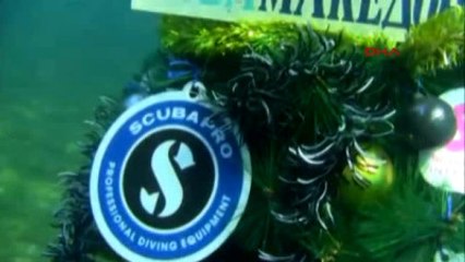 Makedonya?da Yılbaşı Ağacı 13. Kez Suyun Altında Süslendi