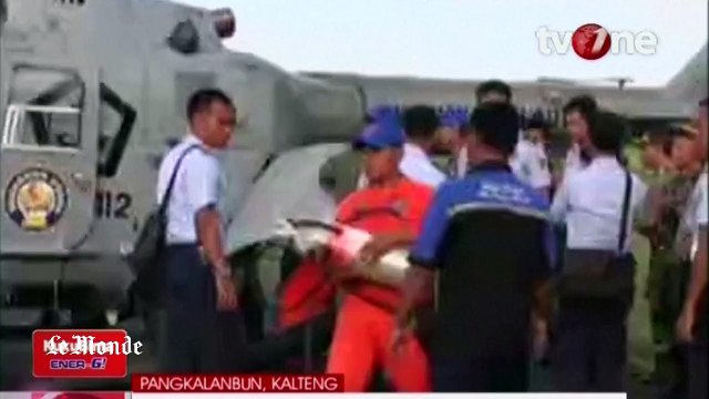 Certains débris de l'avion Air Asia ramenés à terre