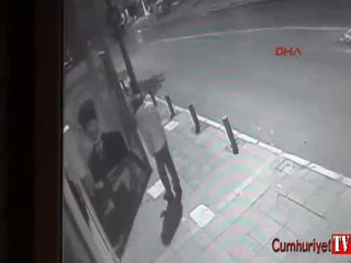 İzmir'de Atatürk posterine saldırı