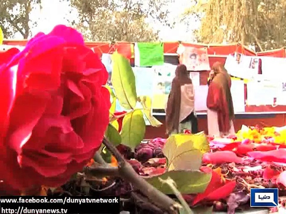 Dunya News - Younis Khan visits Peshawar school, distributes monetary assistance among victims