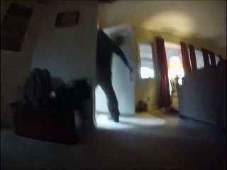 Ce chien est équipé d'une go pro et regardez sa réaction quand son maître part de la maison