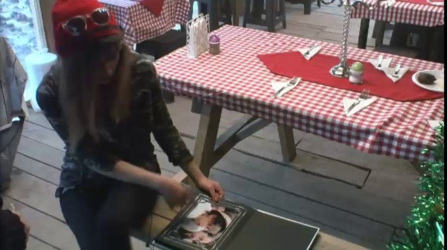 Kurretülayn ve Semih Misafirlerin Hediye Ettiği Albüme Bakıyorlar