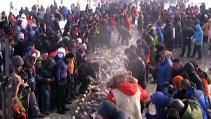 Thousands of people flock to ice fishing festival in China