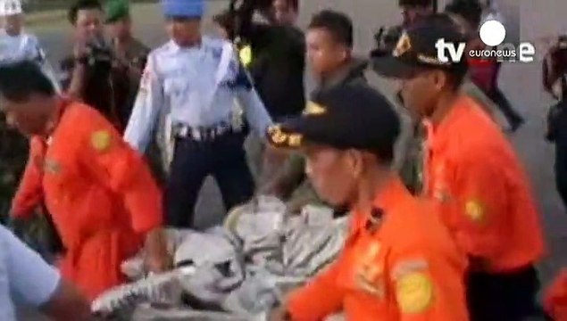 Volo AirAsia scomparso, trovati rottami e corpi nel Mar di Giava