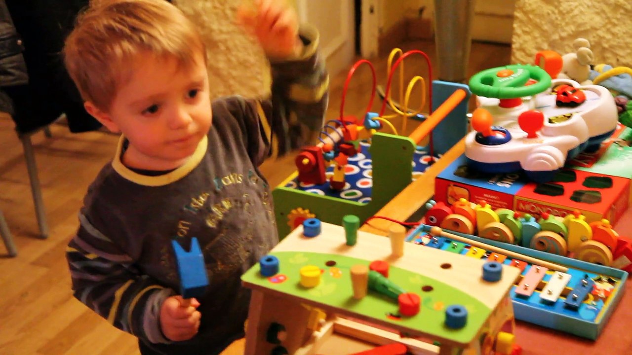 Ilan qui joue avec son jouet