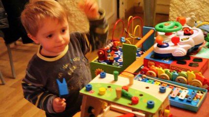 Ilan qui joue avec son jouet