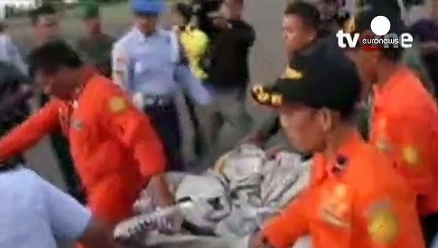 Индонезия: поисковая операция на месте катастрофы самолета приостановлена