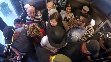 Deux jumeaux rendent fous les gens dans un ascenseur ...