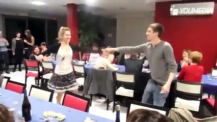 Ragazza mentre balla ad una festa OOOPs ahahahaha