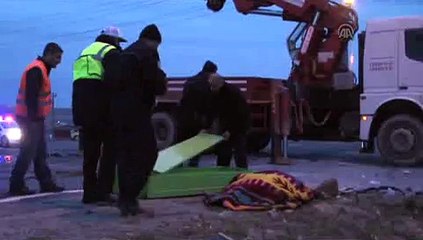 Yolcu otobüsü ile kamyonet çarpıştı: 2 ölü, 3 yaralı