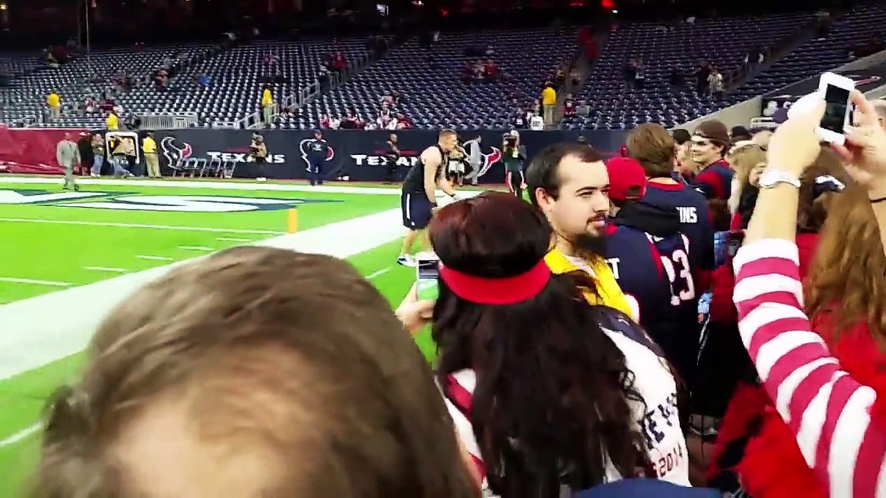 Un jeune fan des Texan's prend le joueur de NFL JJ Watt à son propre jeu!