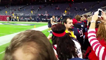 Un jeune fan des Texan's prend le joueur de NFL JJ Watt à son propre jeu!