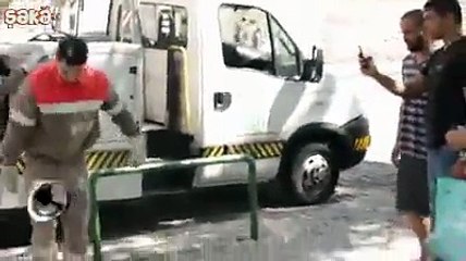 Baretiyle Harika Ötesi Gösteri Yapan Adam