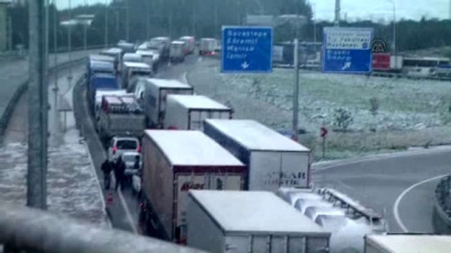 Balıkesir-İzmir Karayolunda Araç Kuyruğu